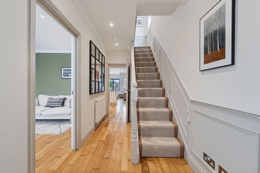 House in Walton-on-Thames, Swallowfields, Surrey - View 5