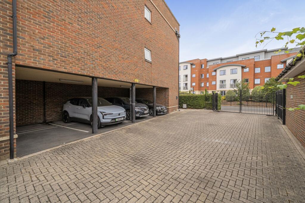 Apartment in Southall - View 4