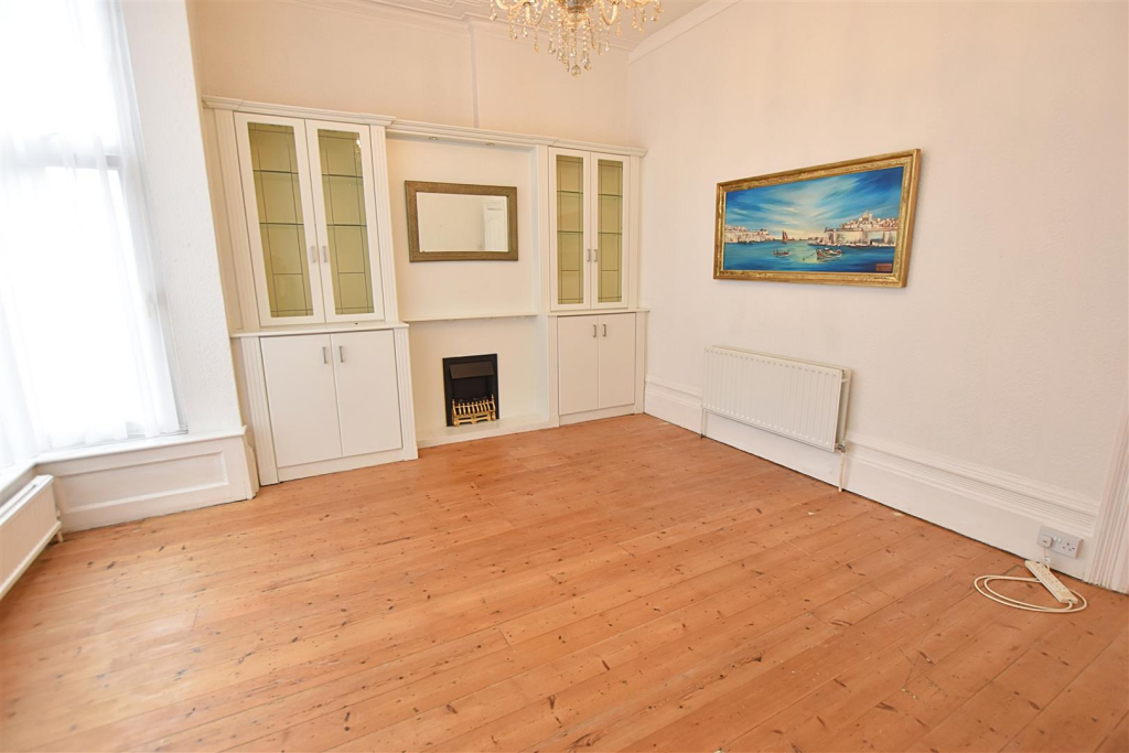 Flat 2, 55 Bargate, Grimsby photo 4
