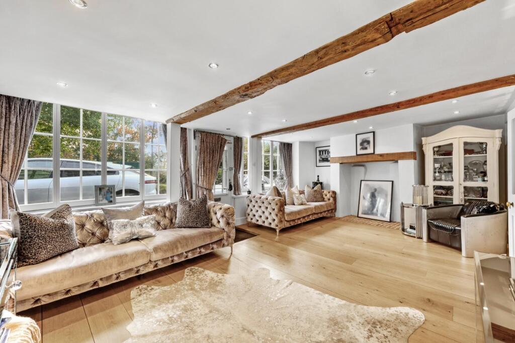 High Road, Chigwell photo 2