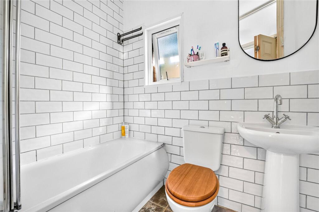Apartment in London, Leyton - More