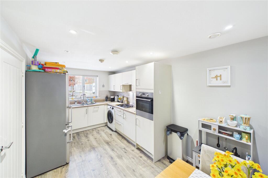 Daffodil Crescent, Forge Wood, Crawley, West Sussex, RH10 photo 3
