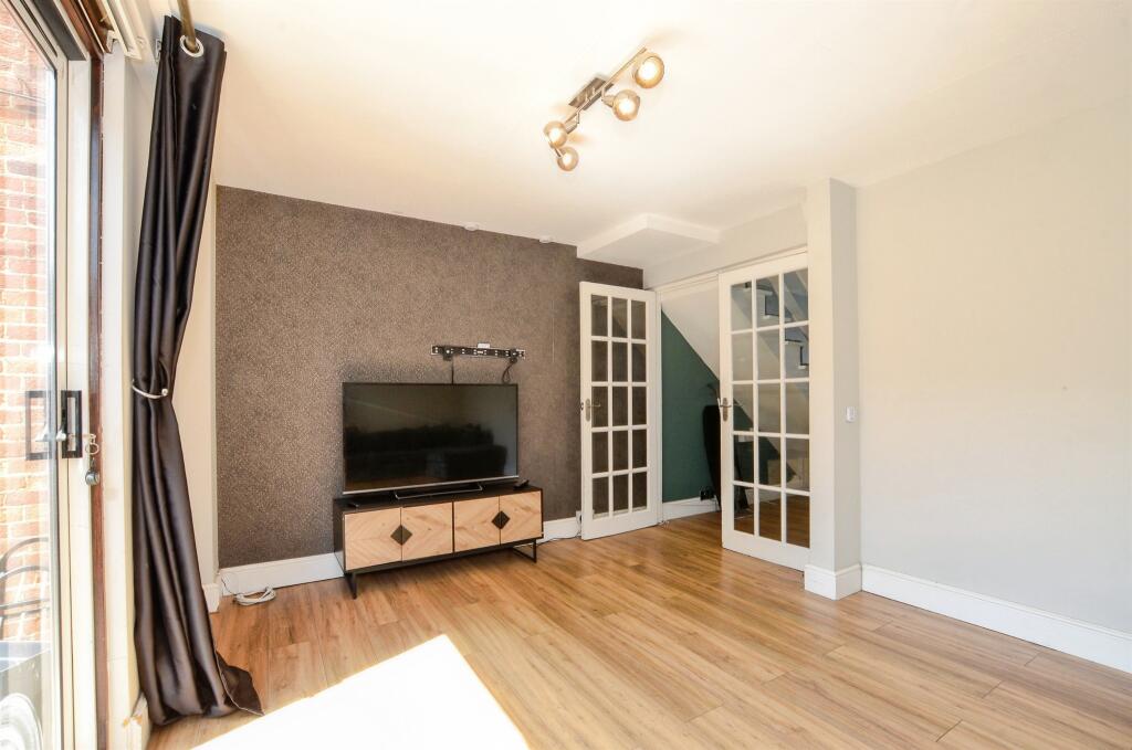 House in Hatfield, Roe Green - View 3