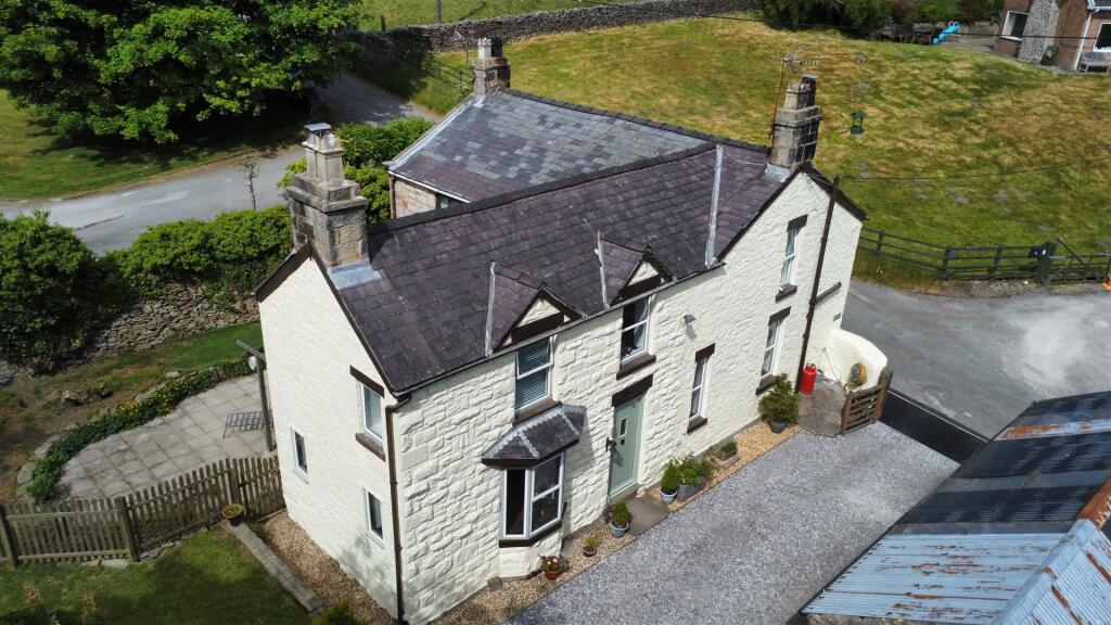 3-bed detached on Ffordd Uchaf, Gwynfryn, Wrexham, £450,000