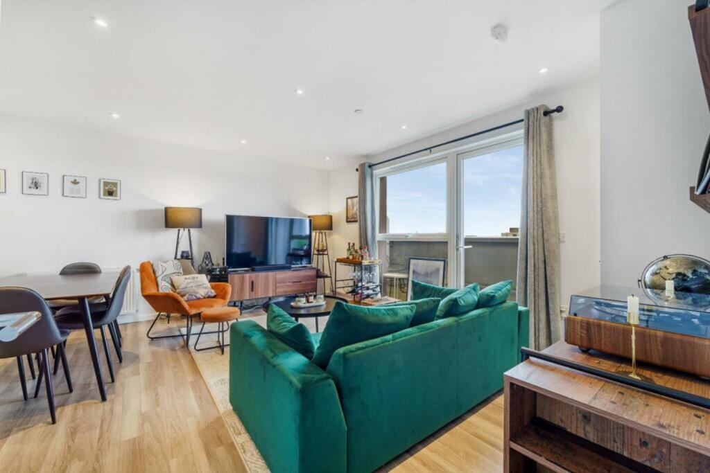 2 Selbourne Avenue, Hounslow, TW3 photo 3
