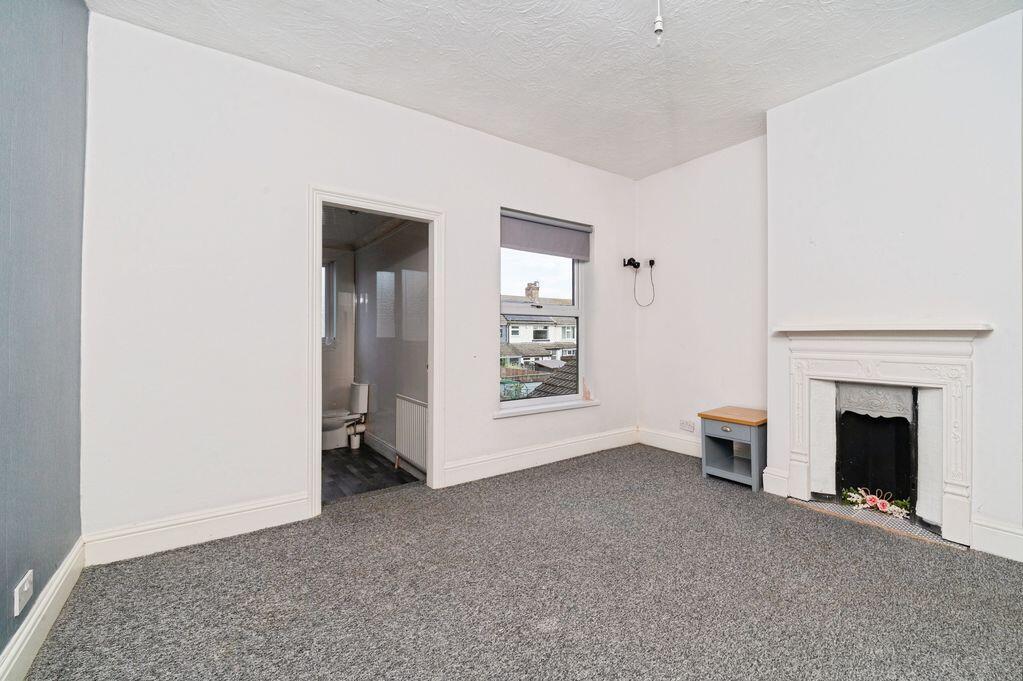 House in Cleethorpes, New Clee - More