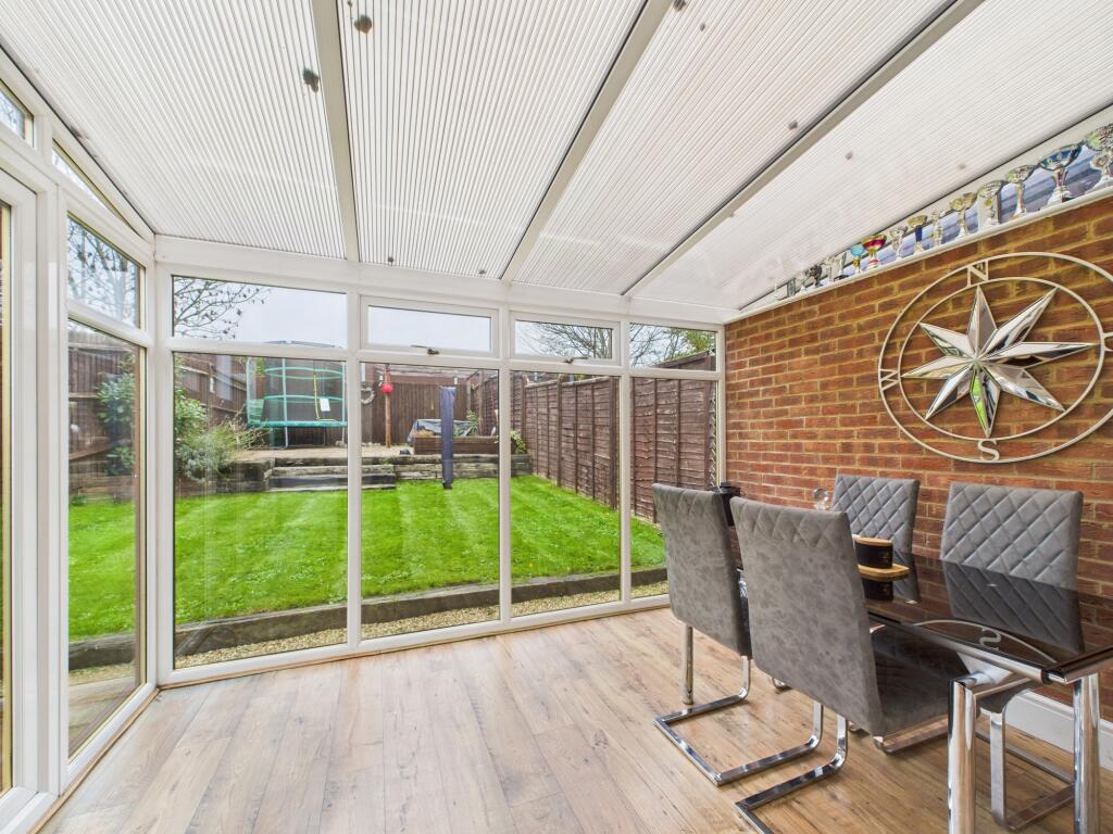 Latimer Drive, Calcot, Reading, RG31 photo 3