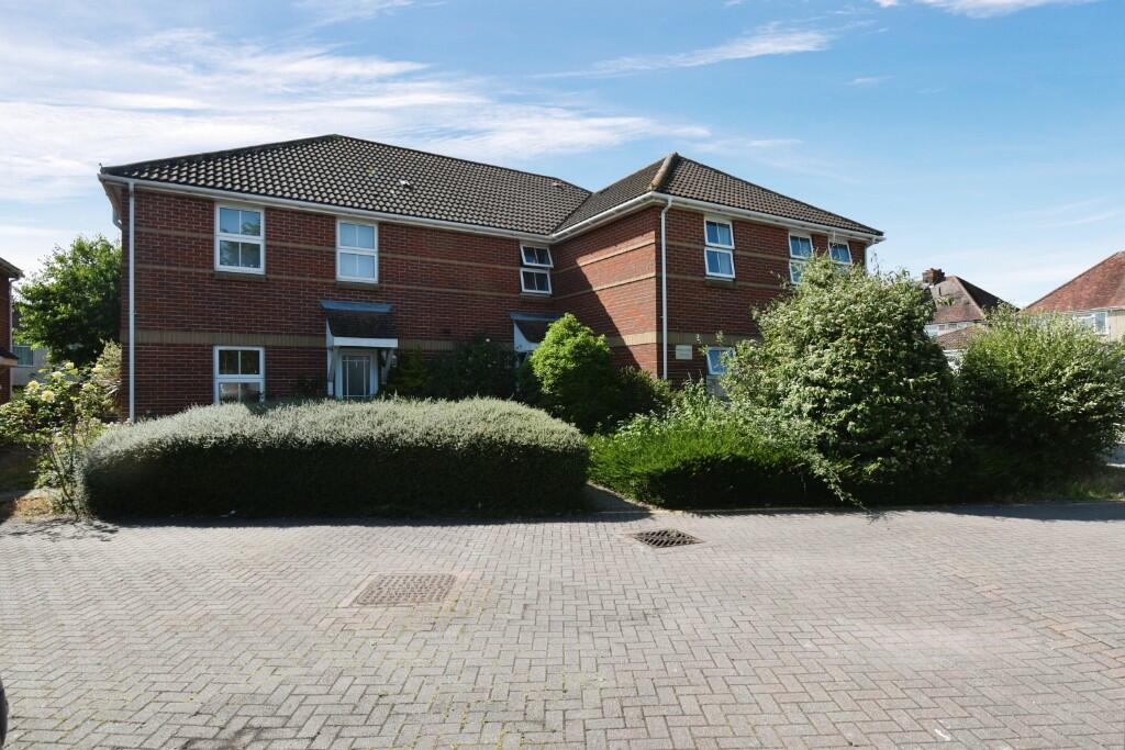 Main image of property: Kings Avenue, SO31