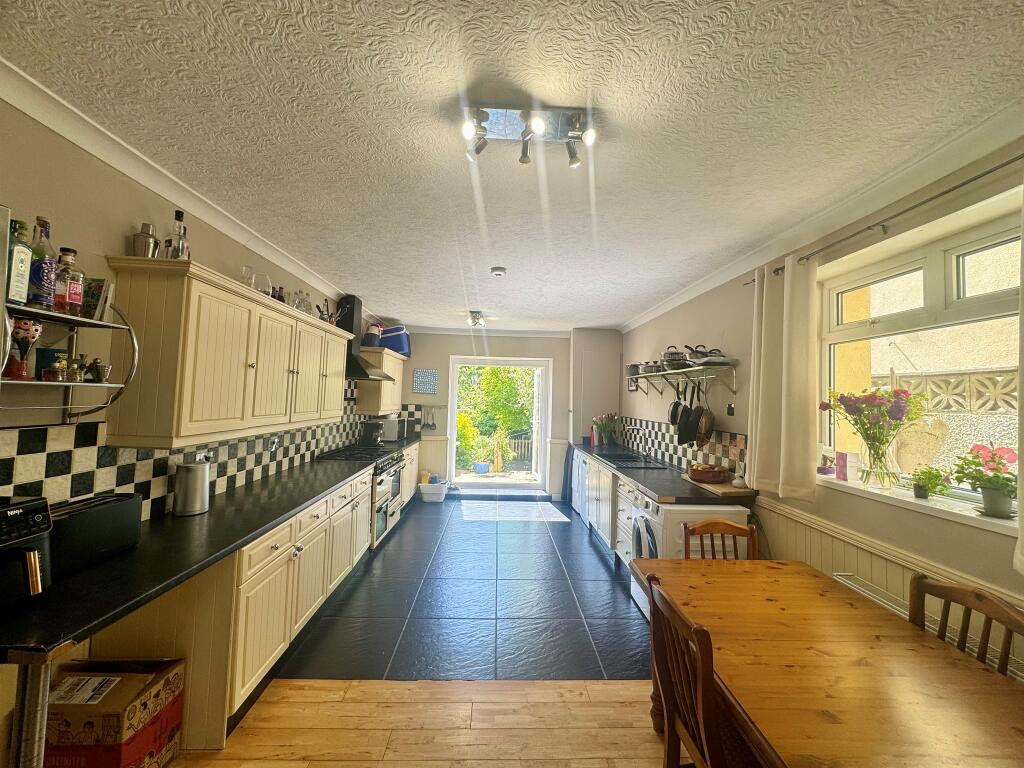 5-bed terraced on Kingsland Crescent, Barry, £290,000