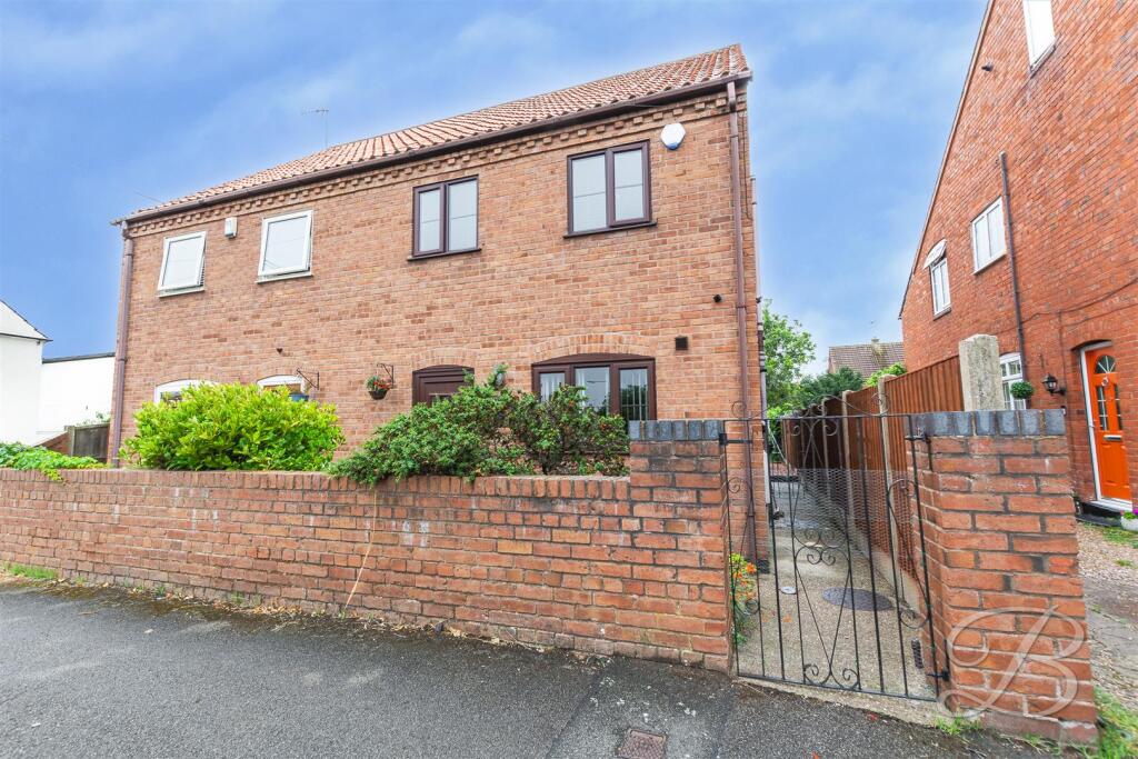 3-bed semi-detached on East Lane, Edwinstowe, Mansfield, £265,000
