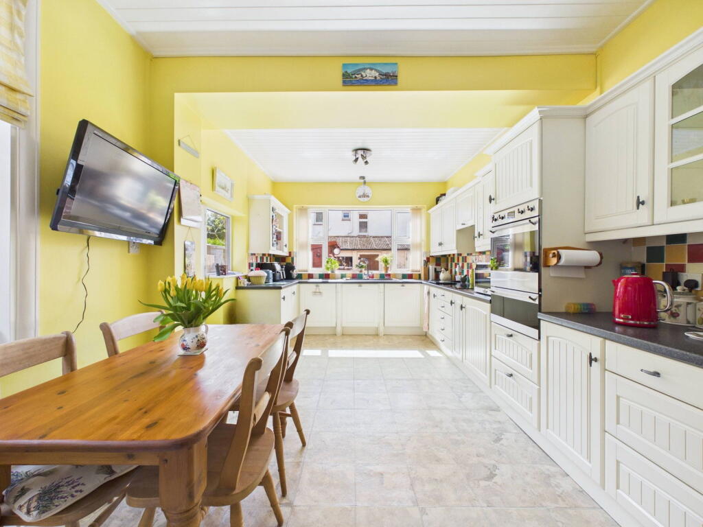 Parkfield Road, Worthing, BN13 - More