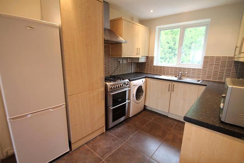 Apartment in Reigate and Banstead, Reffles Bridge, Earlswood - More