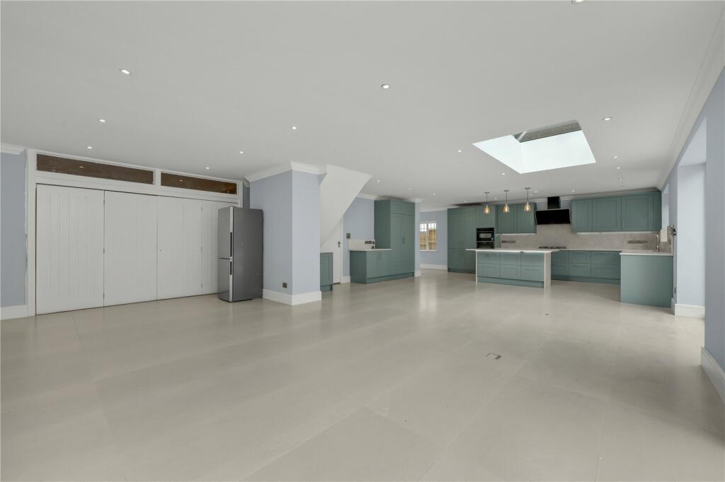 Fairlawn Close, Claygate, Esher, Surrey, KT10 image 3