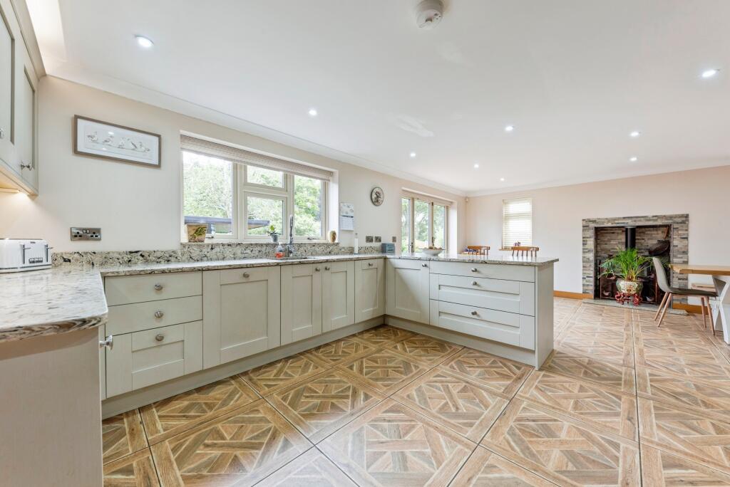 House in South Kesteven, Barrowby - View 2