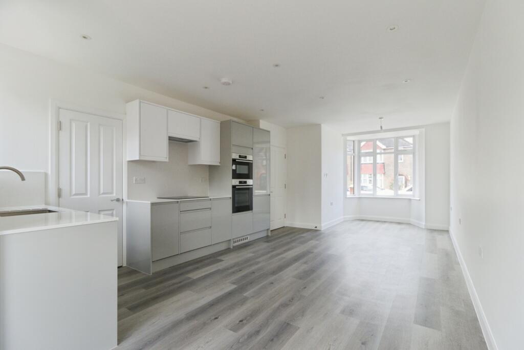 South Park Crescent, London, SE6 - View 2