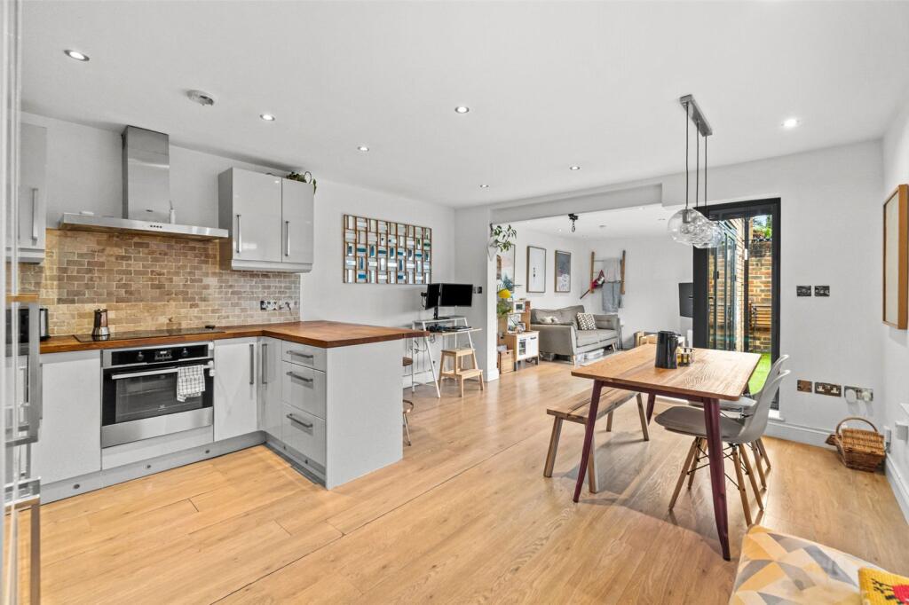 House in Twickenham - View 3