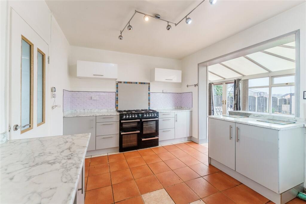 Tombridge Crescent, Kinsley, Pontefract, West Yorkshire, WF9 photo 4