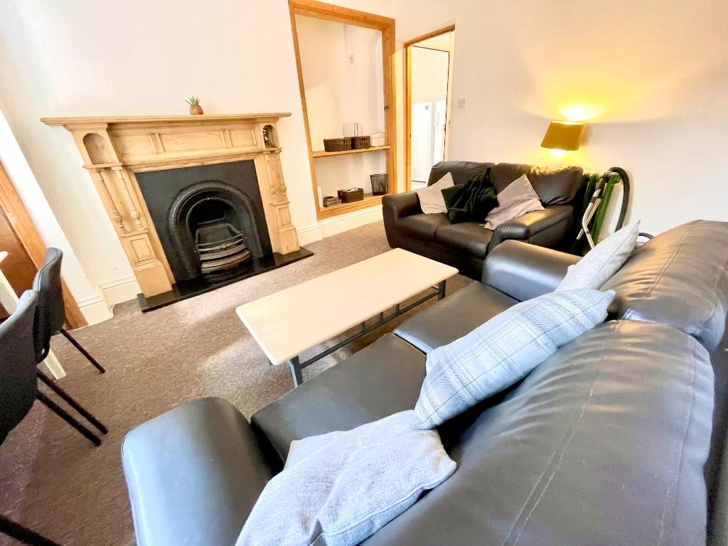 6 bedroom semi-detached house for rent