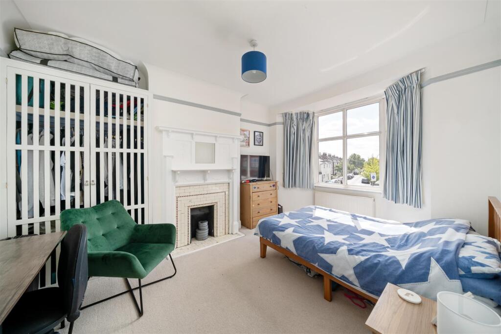 House in London, Cottenham Park, Raynes Park - More