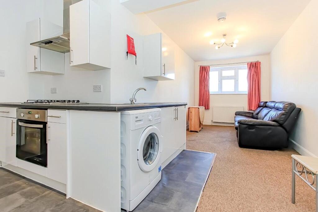 Apartment in Watford, North Watford - View 5
