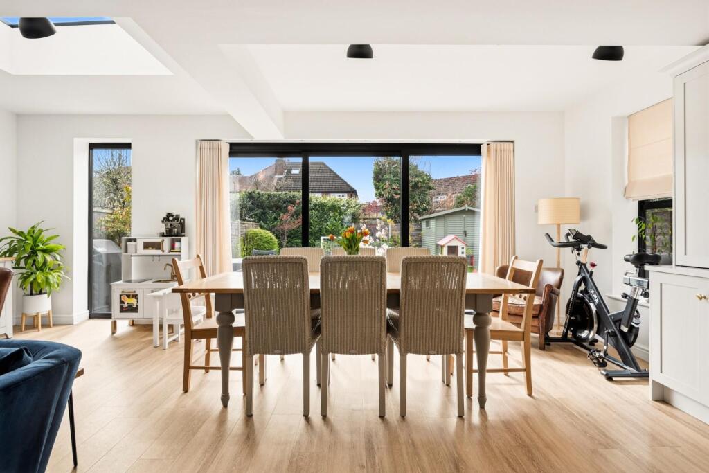 House in Manchester, Parrs Wood, Wythenshawe - View 5