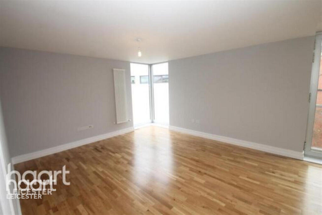 2-bed flat on Shires Lane, Leicester, £160,000