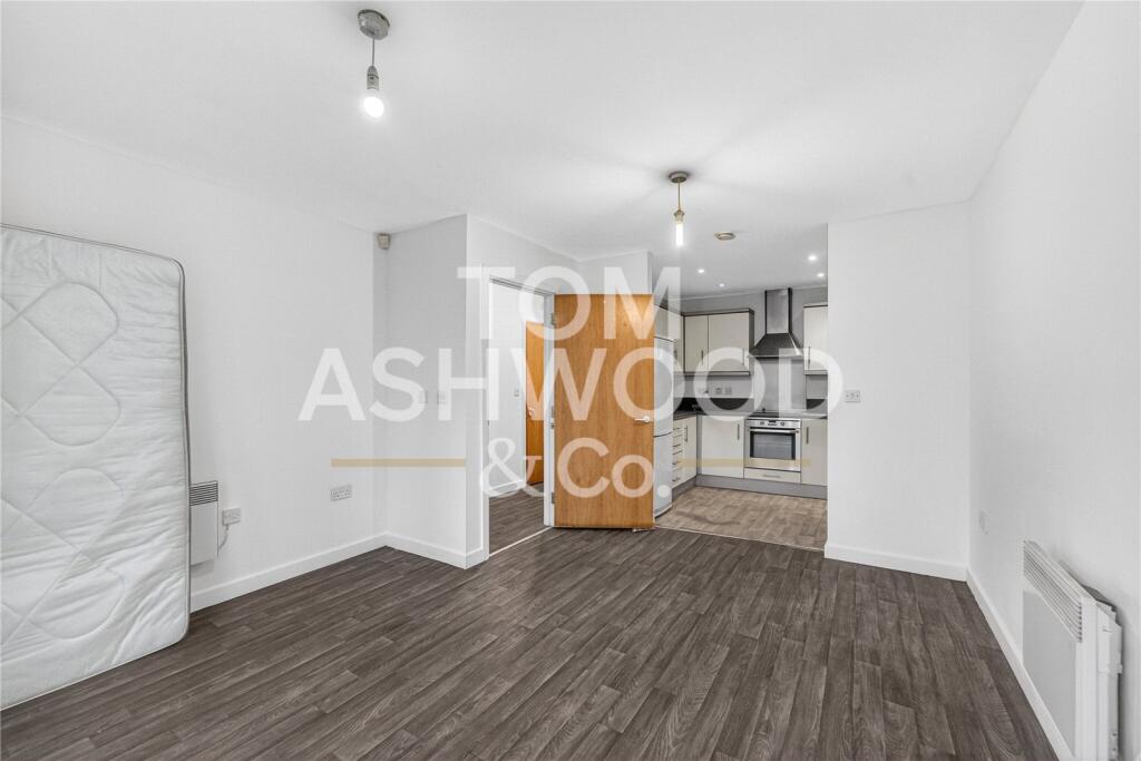Apartment in Ilford - View 4
