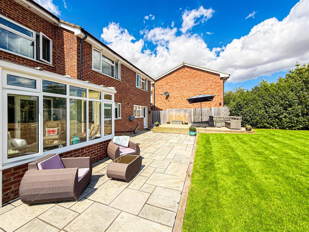 House in Maldon, Stoneyhills, Burnham-on-Crouch - More