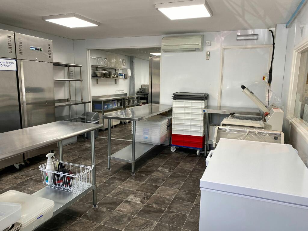 Kitchen 2.jpeg