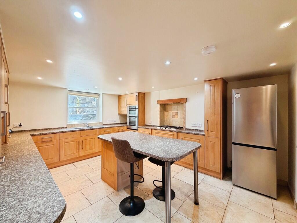 Apartment in Leeds, Little London, Rawdon - View 3