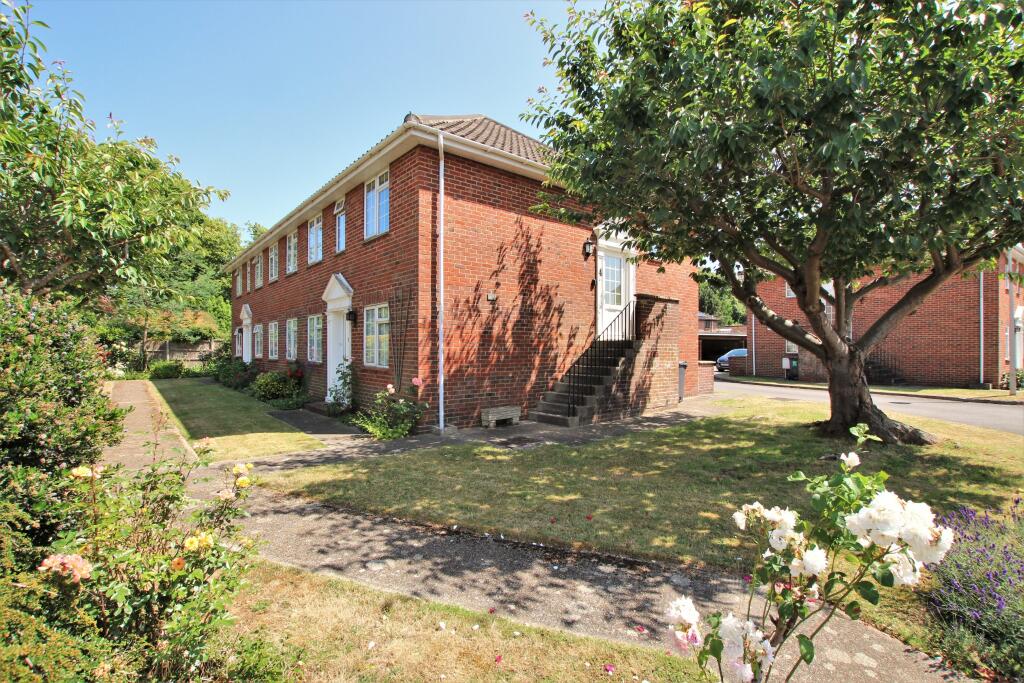 2-bed flat on White Ladies Close, Havant, £230,000