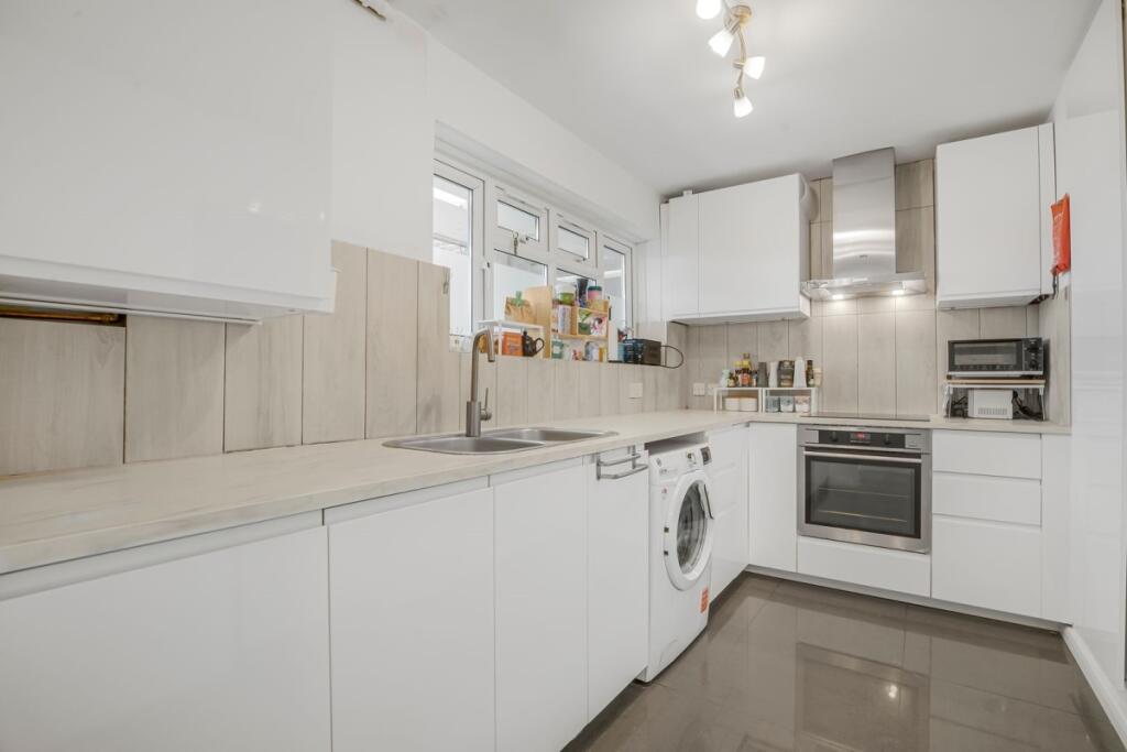 Main image of property: Oakleigh Park North, London, N20
