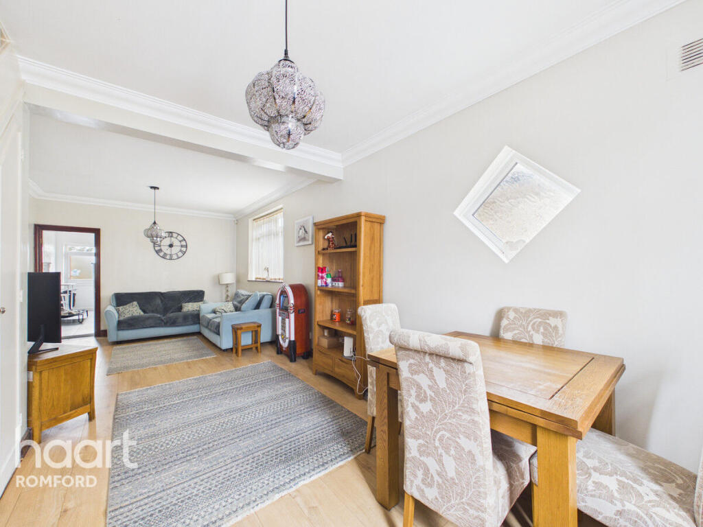 House in London, Collier Row - More