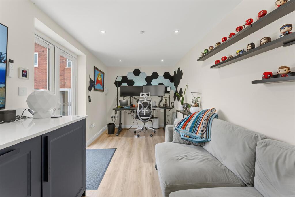 House in Northampton, Wellingborough - More