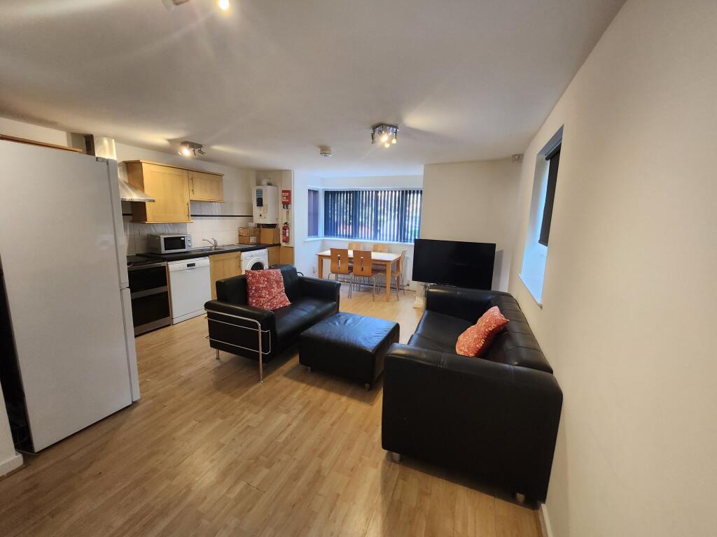 Apartment in Manchester, Fallowfield - View 2