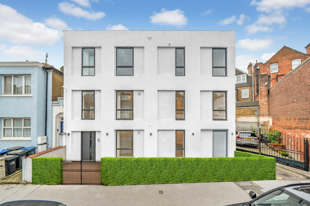 1-bed flat on Norbury Crescent, London, SW16, £220,000