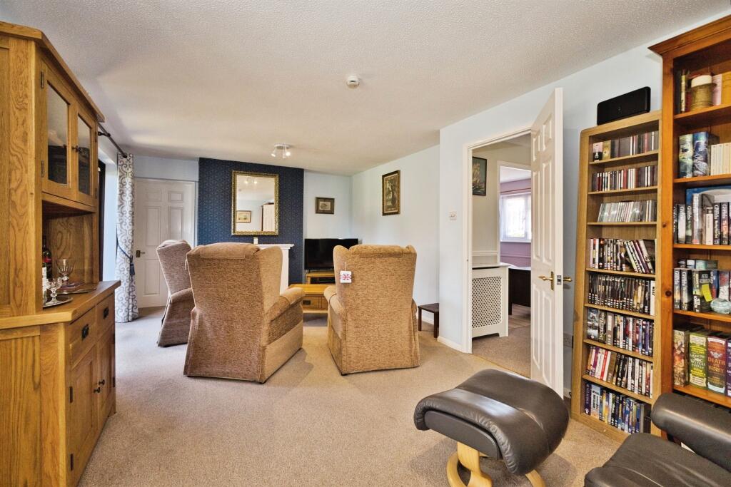 Compton Close, Yeovil photo 3