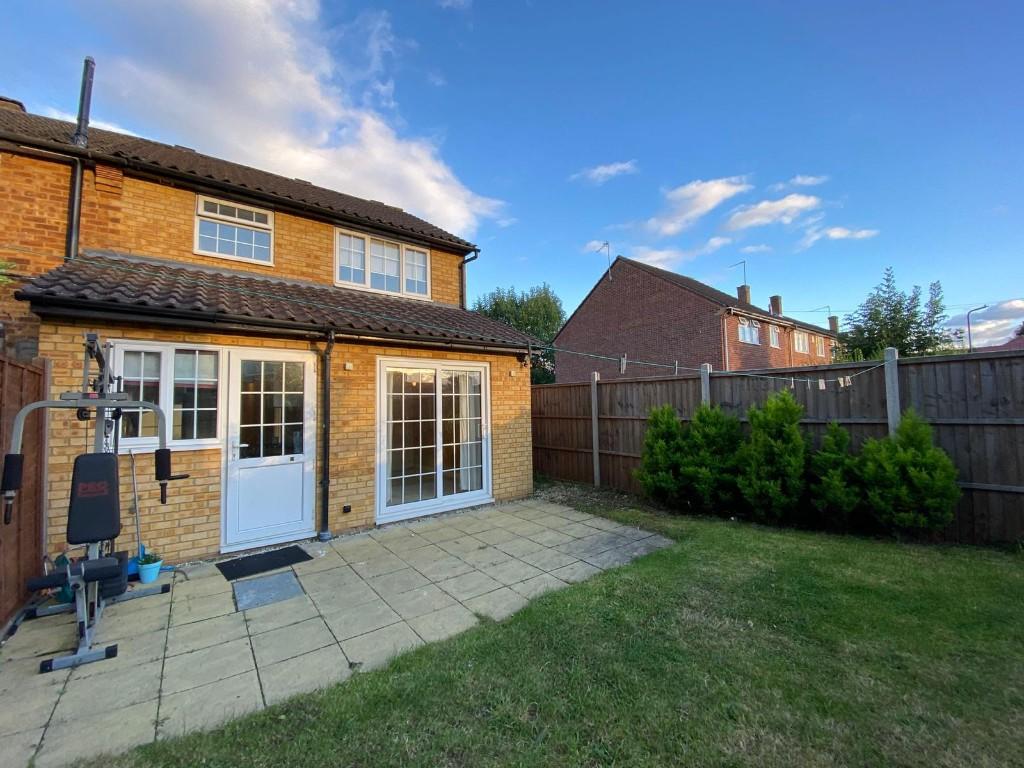 Hetherington Close, Slough, Berkshire, SL2 photo 2
