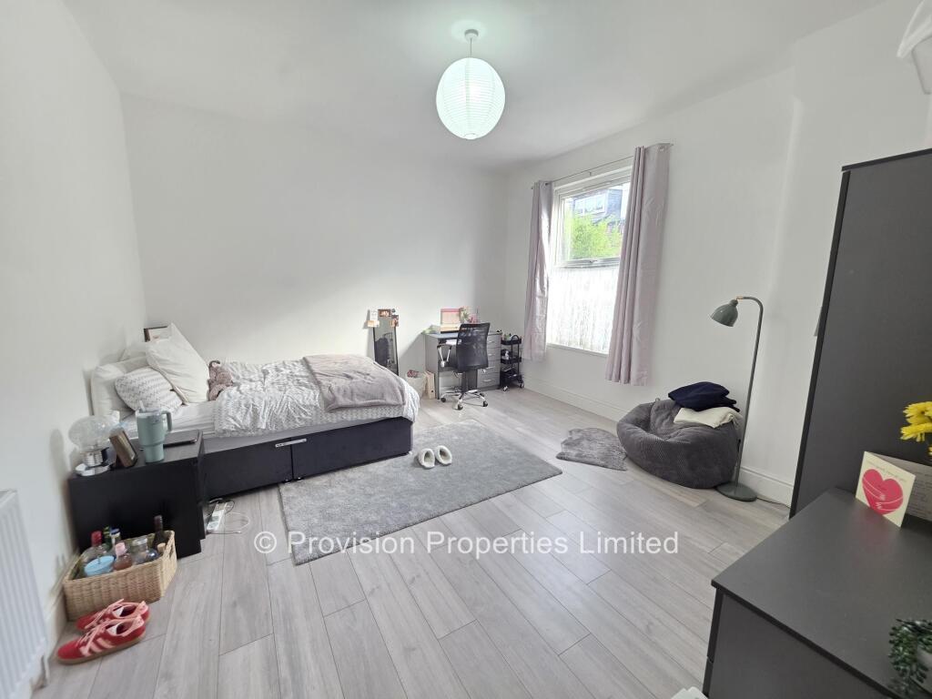 6 bedroom terraced house for rent