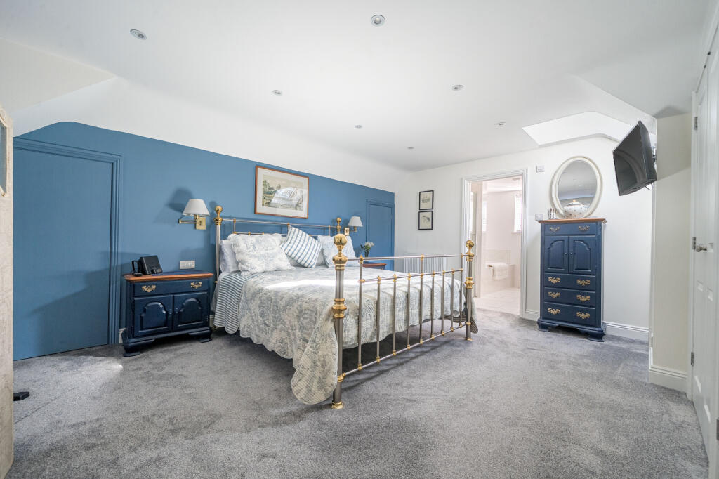 House in Slough, Windsor and Maidenhead - More
