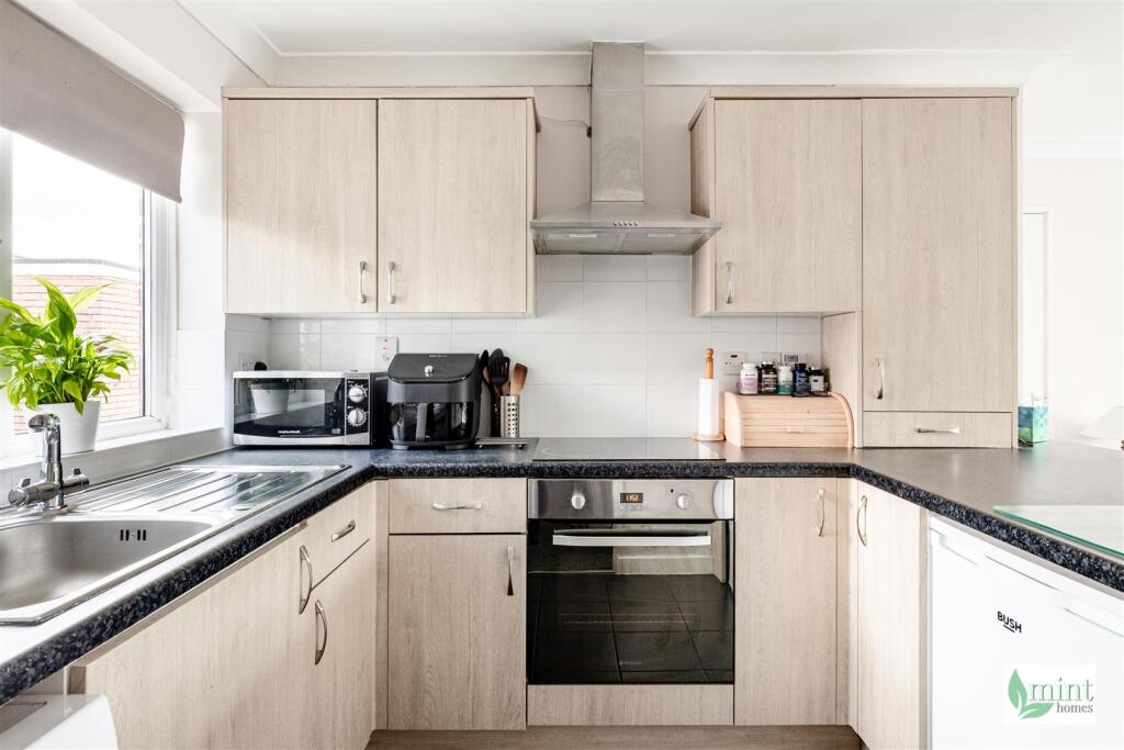 Brantwood Crt, West Byfleet photo 3