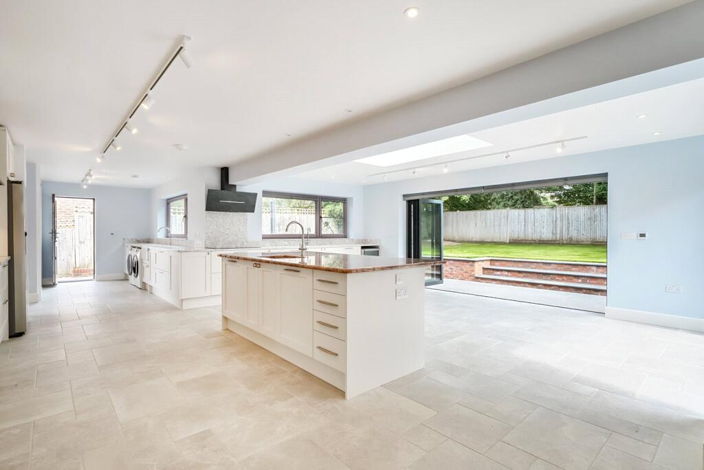 Greta Bank, West Horsley, KT24 photo 3