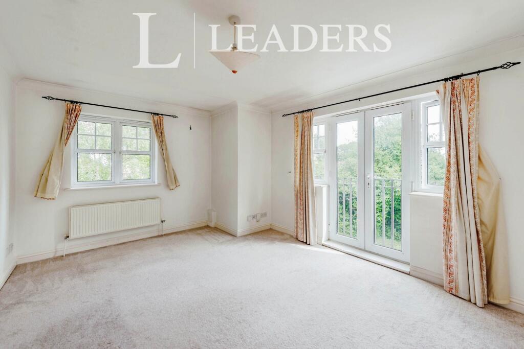 Apartment in Crawley, West Sussex - View 5