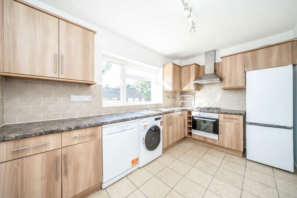 Apartment in Isleworth, Spring Grove - View 3