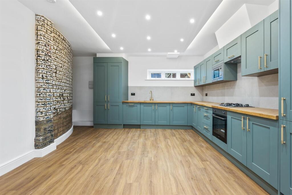 4 Higham Road, Rushden photo 4