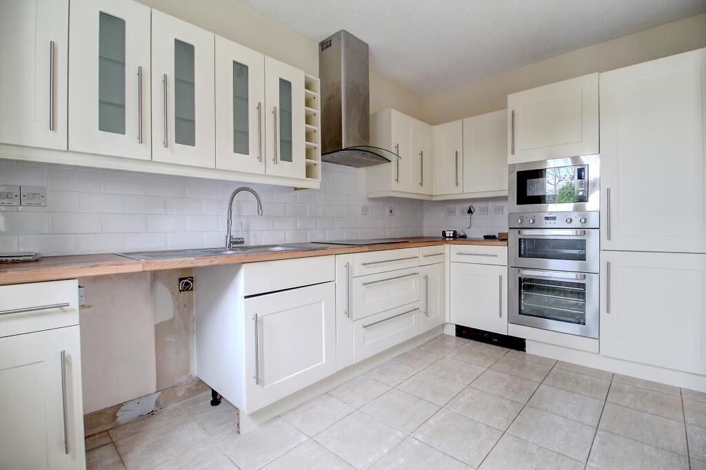 Hartford Court, Hartley Wintney, RG27 photo 2