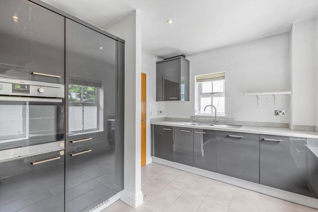 House in Walton-on-Thames, Surrey - View 3