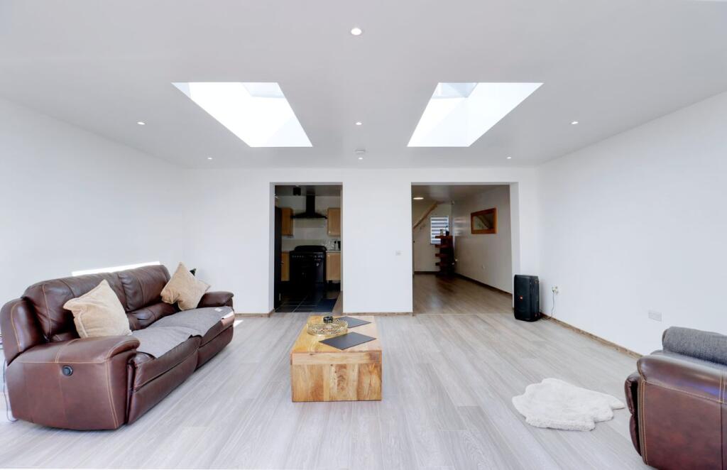 House in Romford - More
