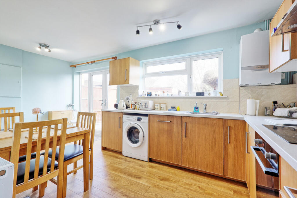 Elliott Gardens, Romford, RM3 photo 2