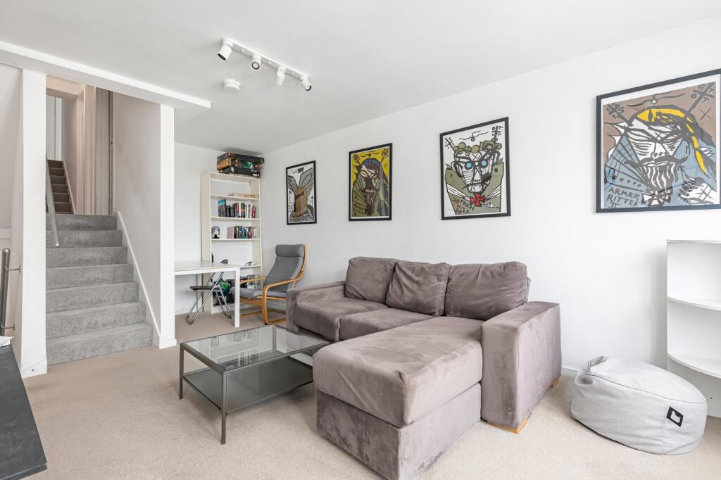 Garratt Lane, Earlsfield, London, SW18 photo 3